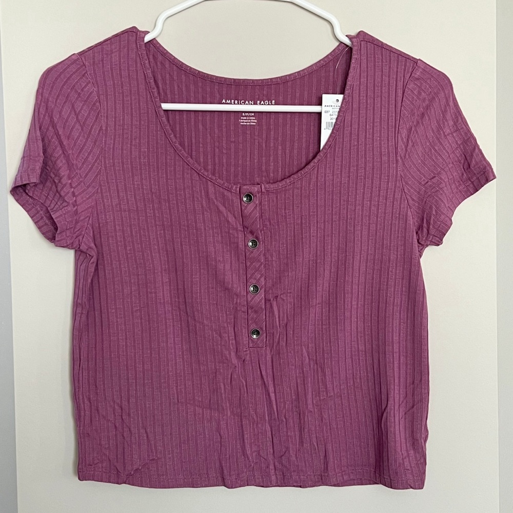 NWT American Eagle AE Cropped T-shirt w/ button front detail, Size Small, Berry